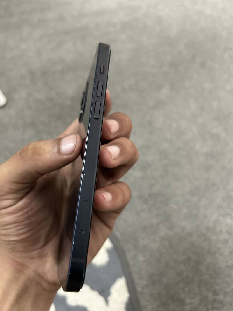 Apple iPhone 12 4