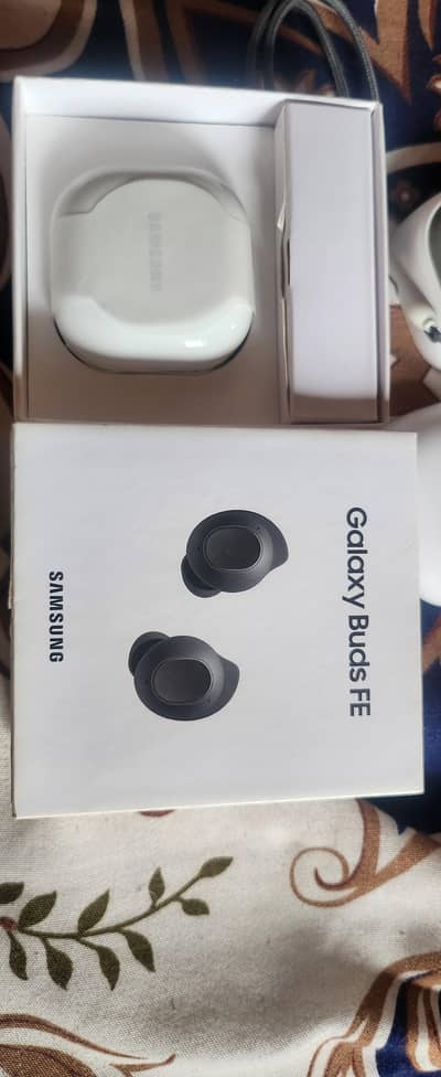 Samsung Galaxy Buds FE – Almost New | 2 Cases Included