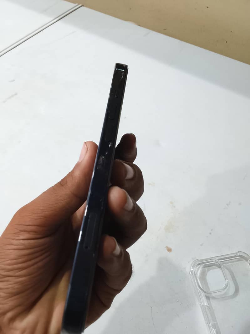 Apple iPhone 13 4