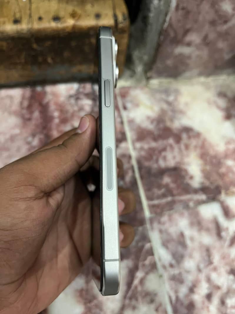 Apple iPhone 15 Pro Max 4