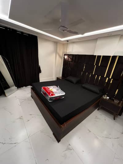 One bedroom VIP full furnish flat par day available in Bahria Town Lahore