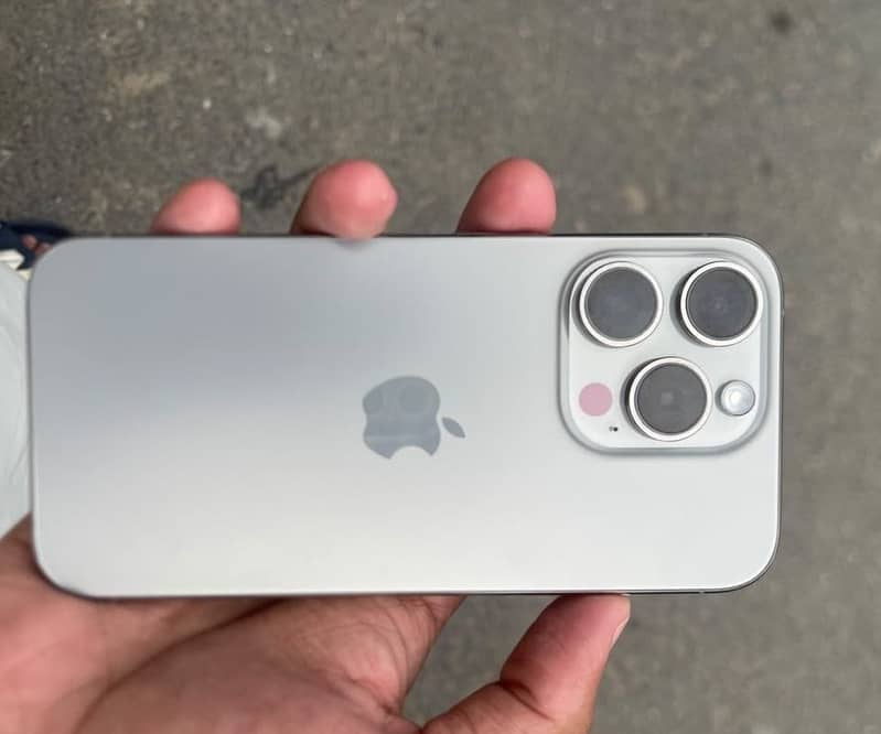 Apple iPhone 15 Pro 2