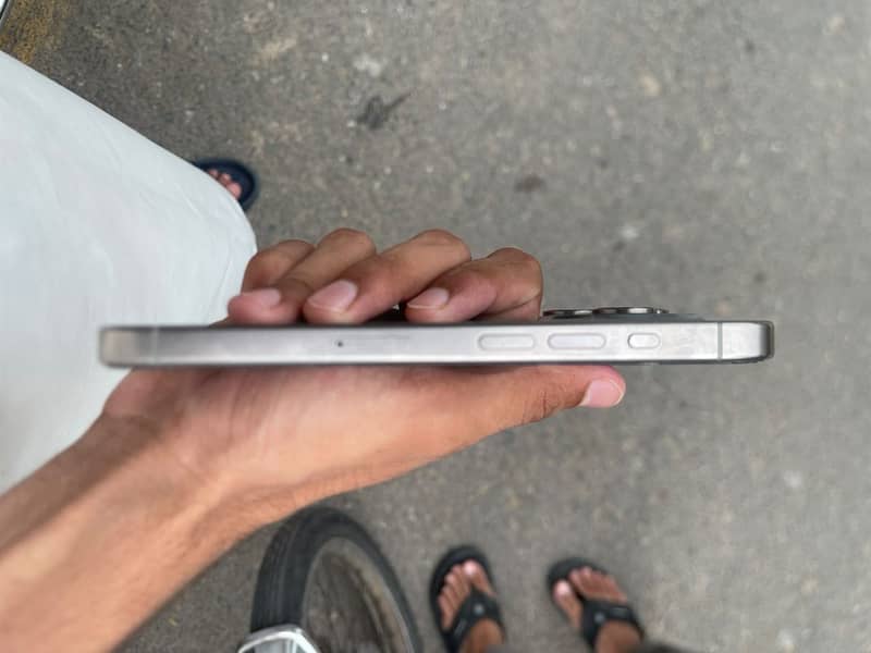 Apple iPhone 15 Pro 4