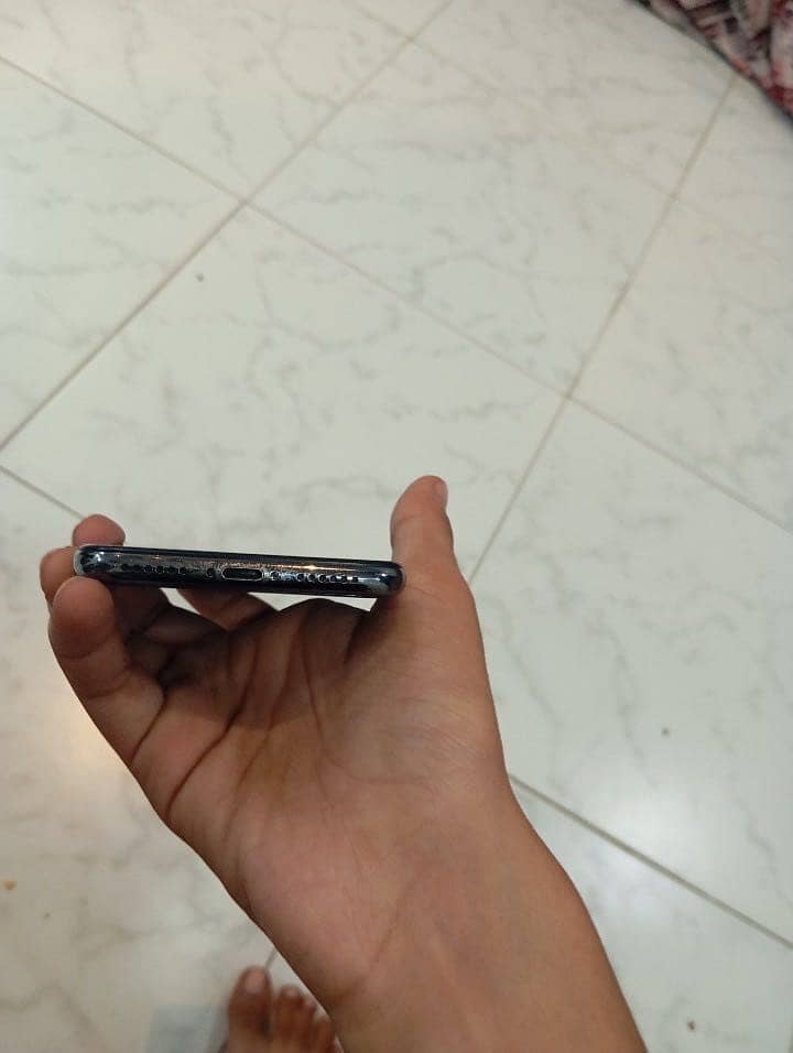 Apple iPhone X 4