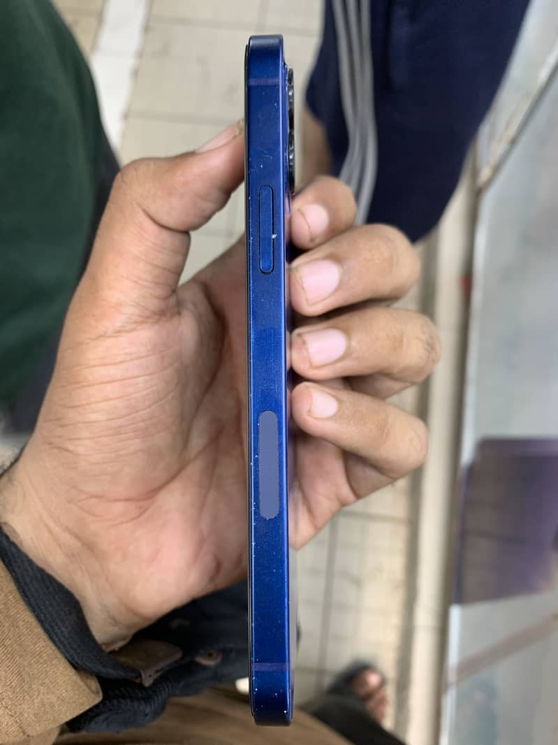 Apple iPhone 12 4