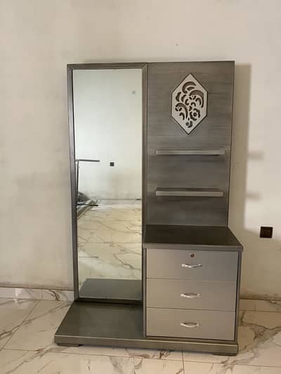 Modern Wooden Dressing Table with Full-Length Mirror⁠