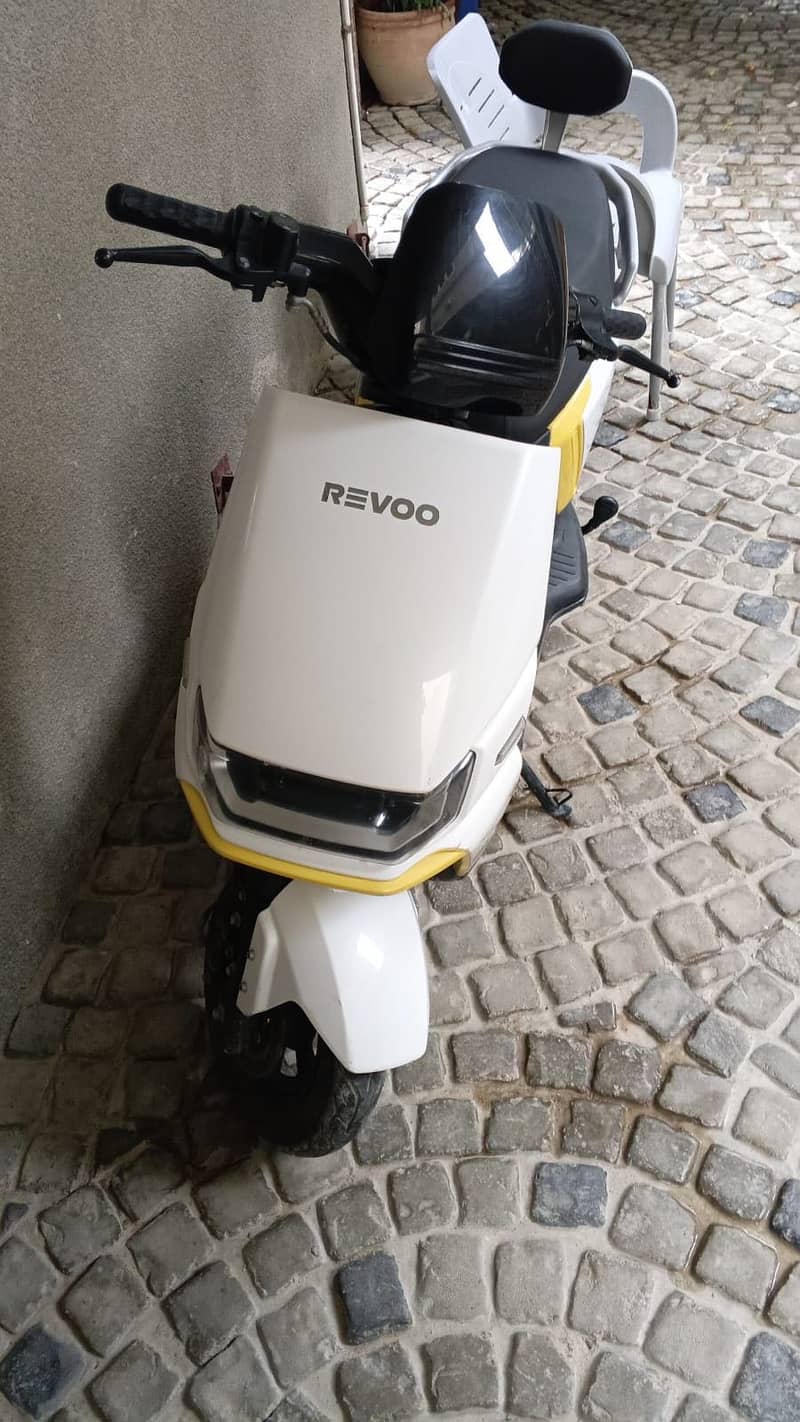 Revoo A12 1