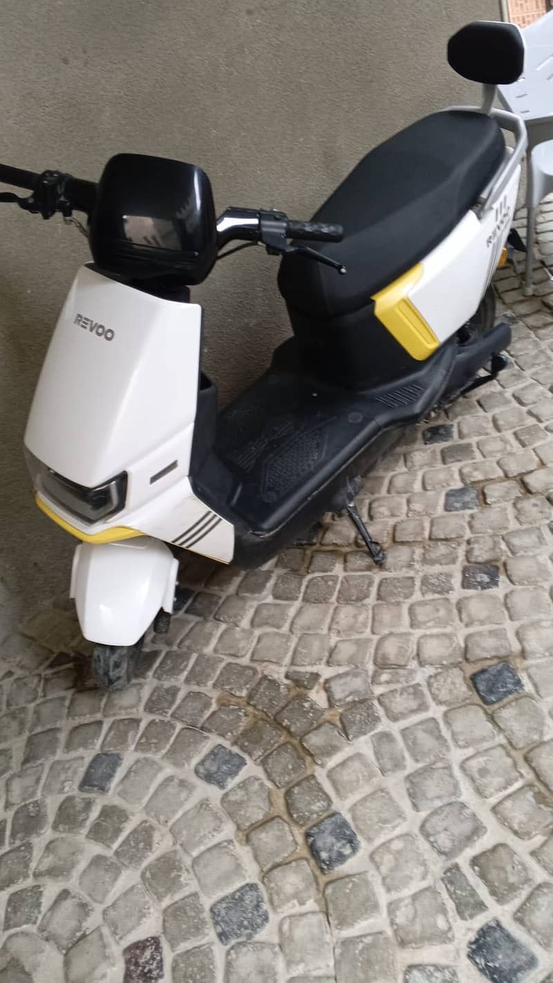 Revoo A12 2