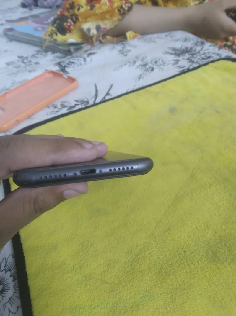 Apple iPhone 11 3