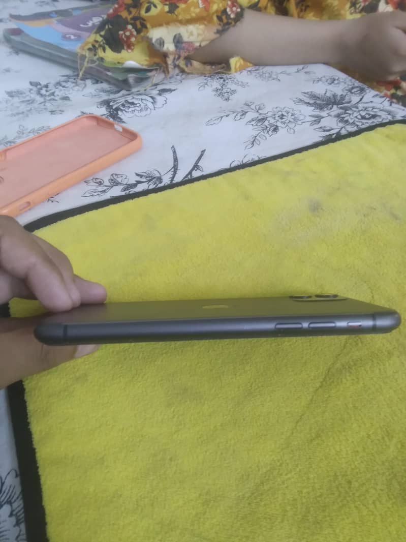 Apple iPhone 11 4
