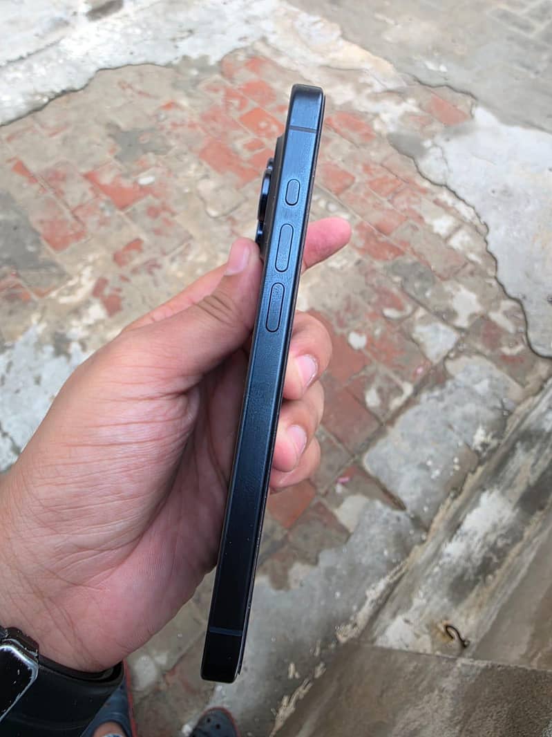 Apple iPhone 15 Pro 2