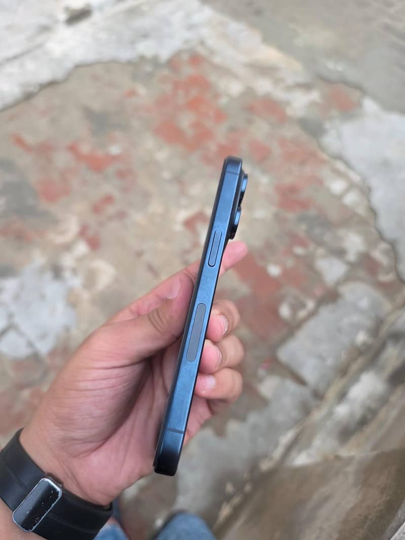 Apple iPhone 15 Pro 3