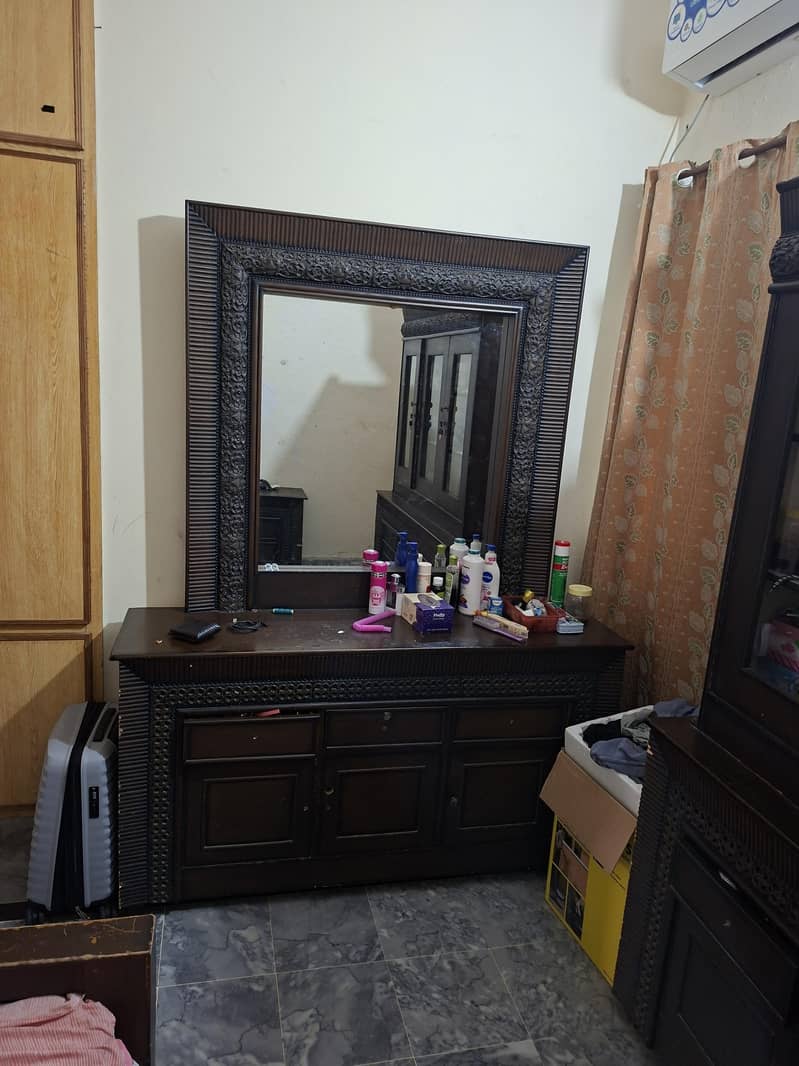 dressing table & bartan almari 1