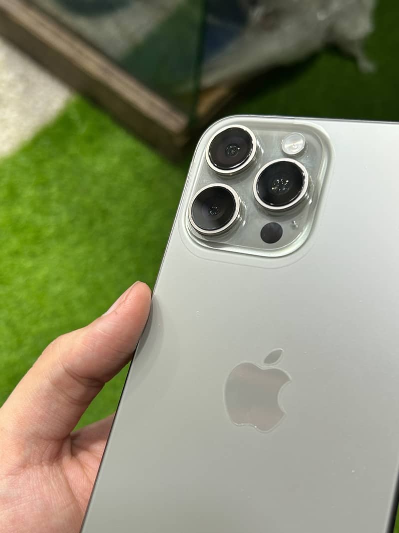Apple iPhone 16 Pro Max 1