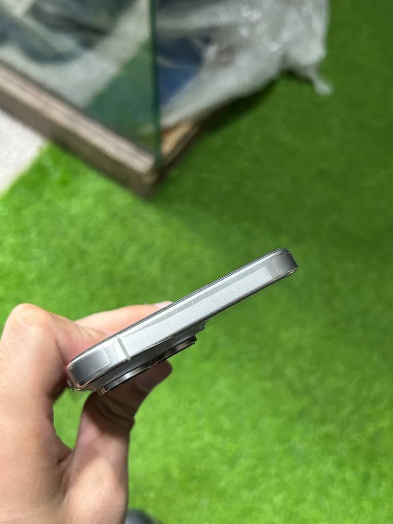 Apple iPhone 16 Pro Max 2