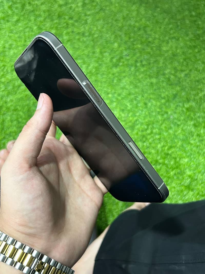 Apple iPhone 16 Pro Max 3