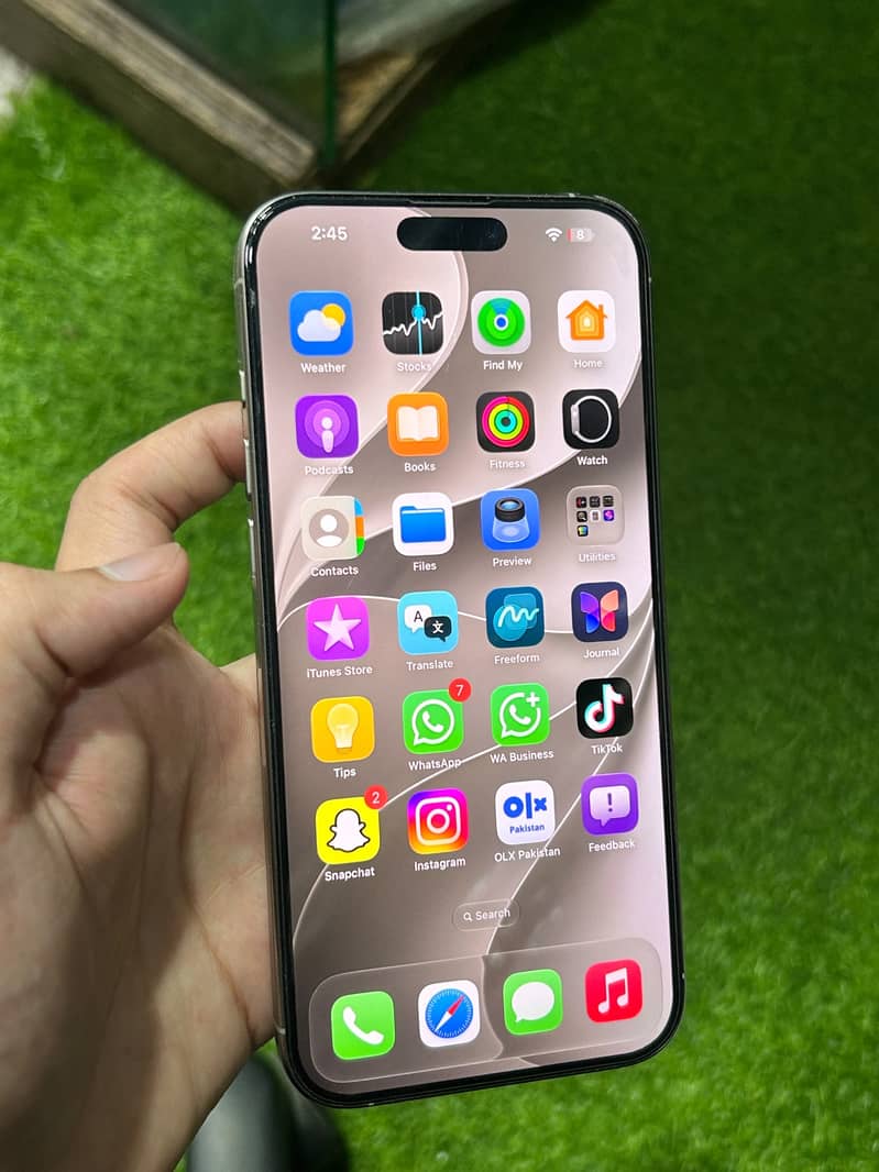 Apple iPhone 16 Pro Max 4