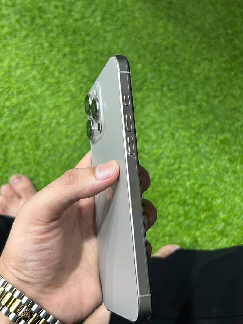 Apple iPhone 16 Pro Max 6