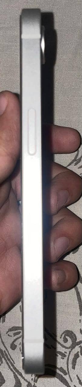 Apple iPhone 16e 1