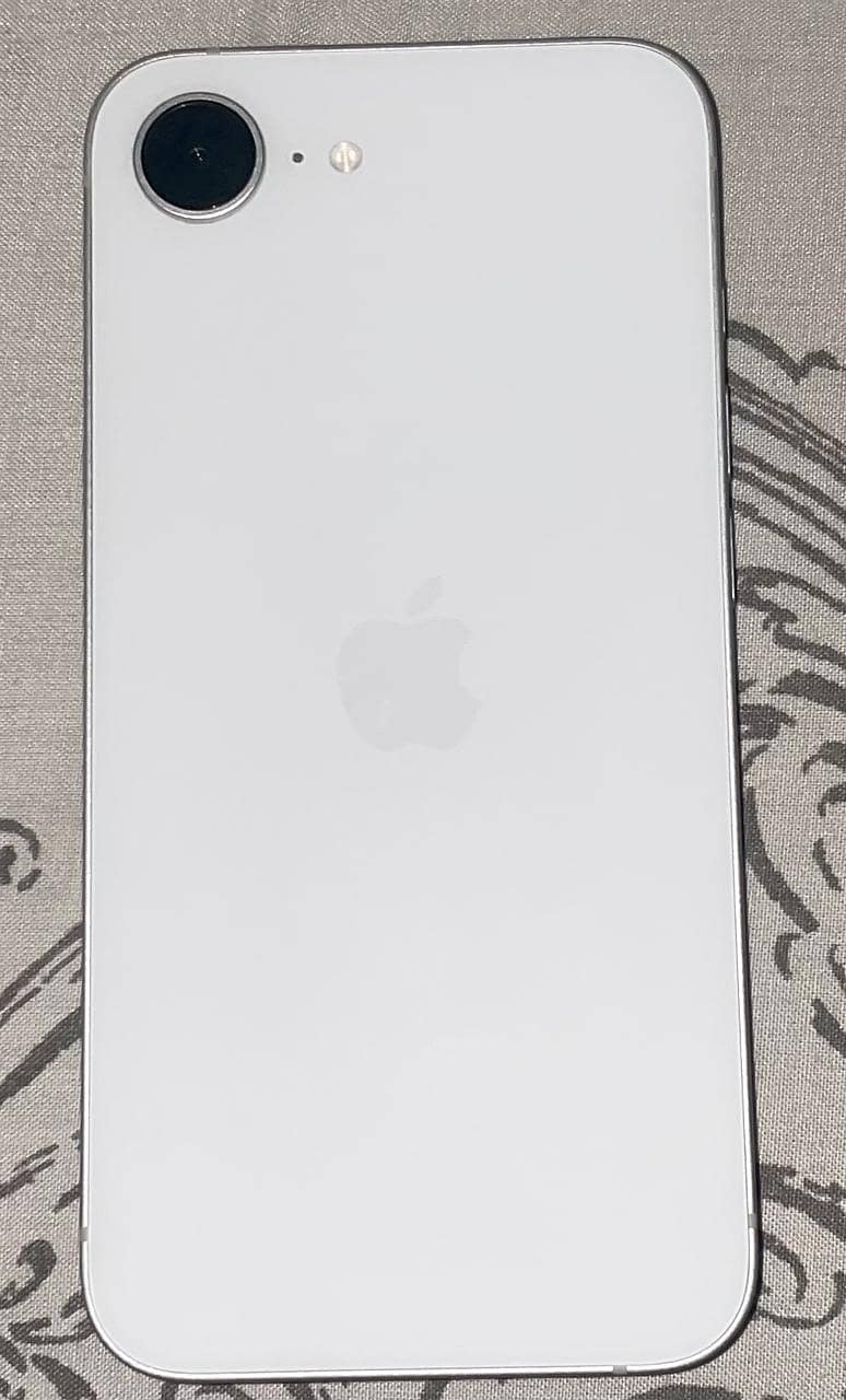 Apple iPhone 16e 3