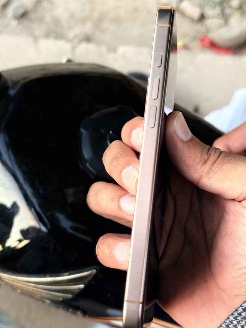 Apple iPhone 16 Pro Max 3