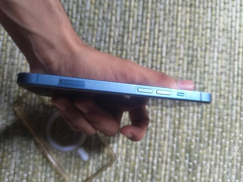 Apple iPhone 13 4