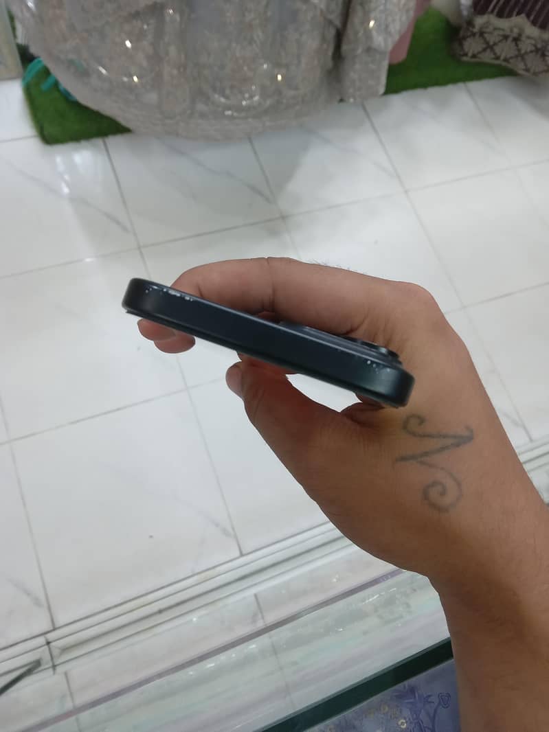 Apple iPhone 15 4