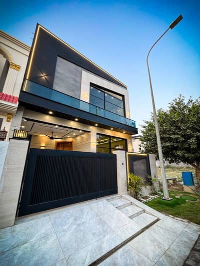 BEAUTIFUL FAMILY RESIDENCE FOR SALE IN DHA PHASE 9 TOWN