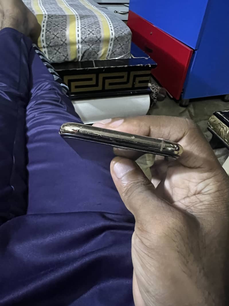 Apple iPhone Xs 1