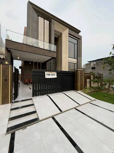10 Marla Luxury House is Available for Rent in Bahria Town Lahore
