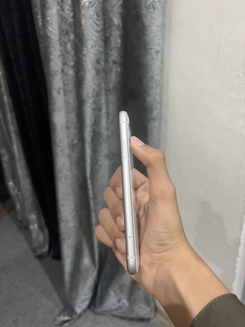 Apple iPhone 11 3