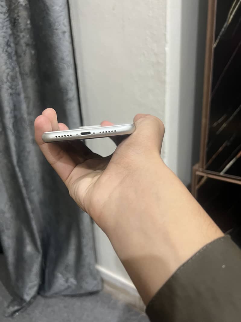 Apple iPhone 11 4