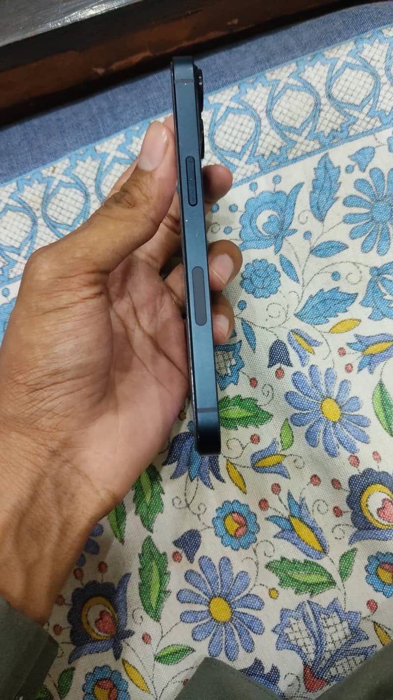 Apple iPhone 13 4