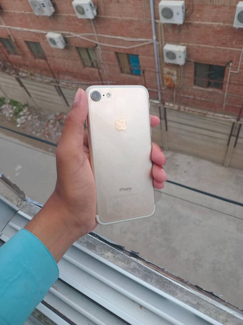 Apple iPhone 7 0