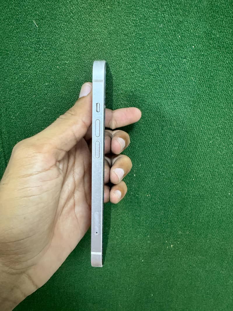Apple iPhone 13 2