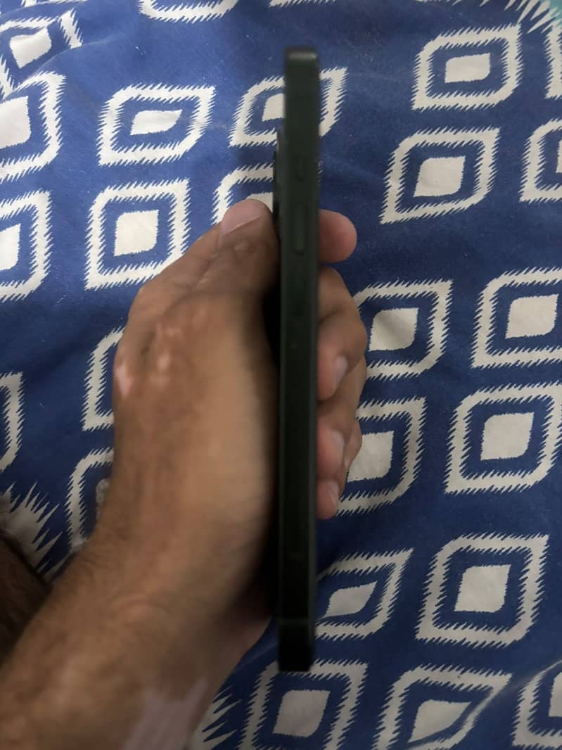 Apple iPhone 13 4