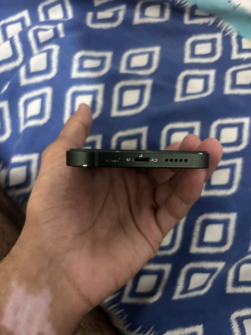Apple iPhone 13 5