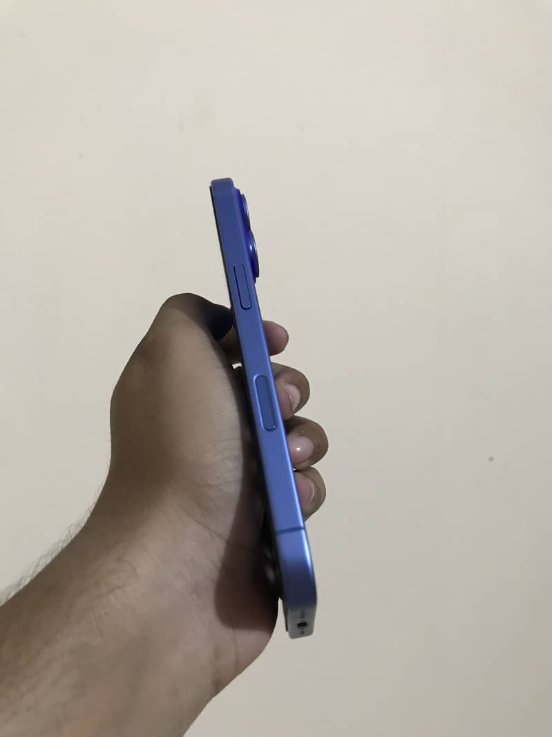 Apple iPhone 16 4