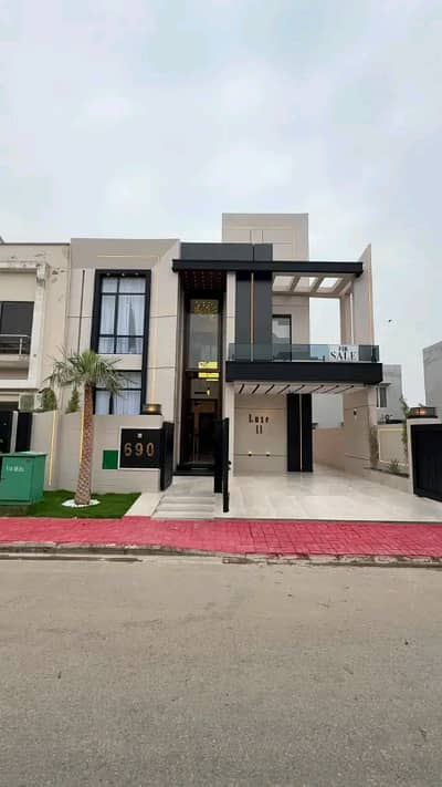 10 Marla Luxury House is Available for Rent in Bahria Town Lahore