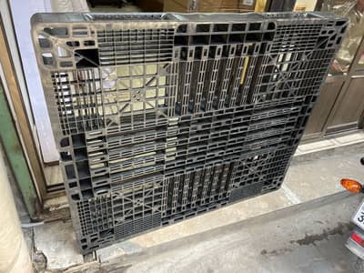 Plastic palletes size 4.3ft*3.7ft