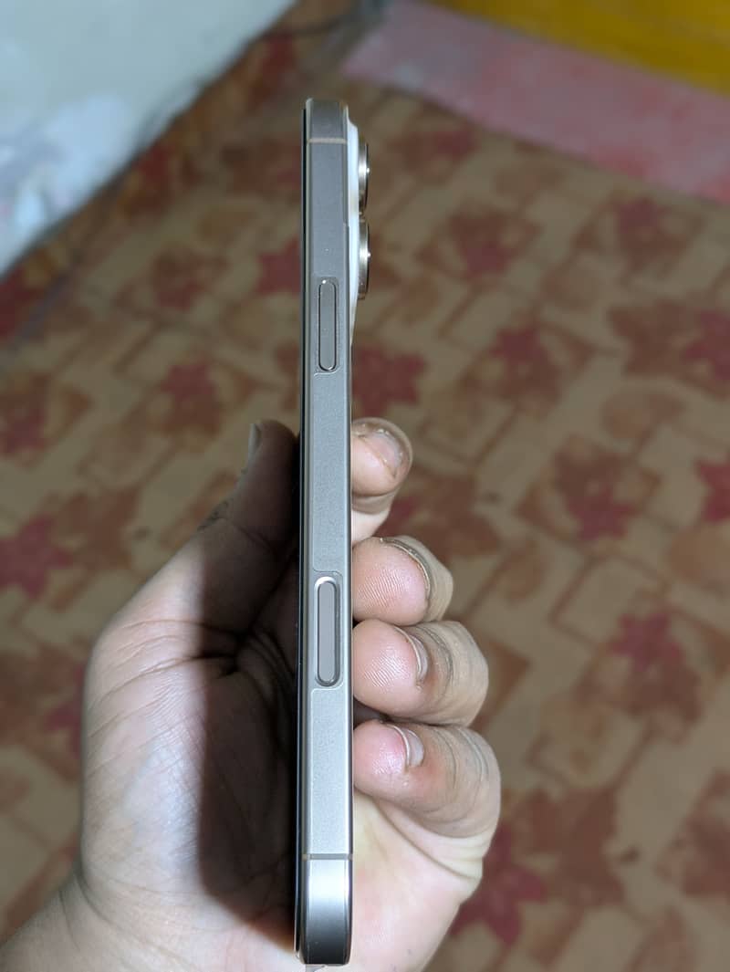 Apple iPhone 16 Pro Max 2