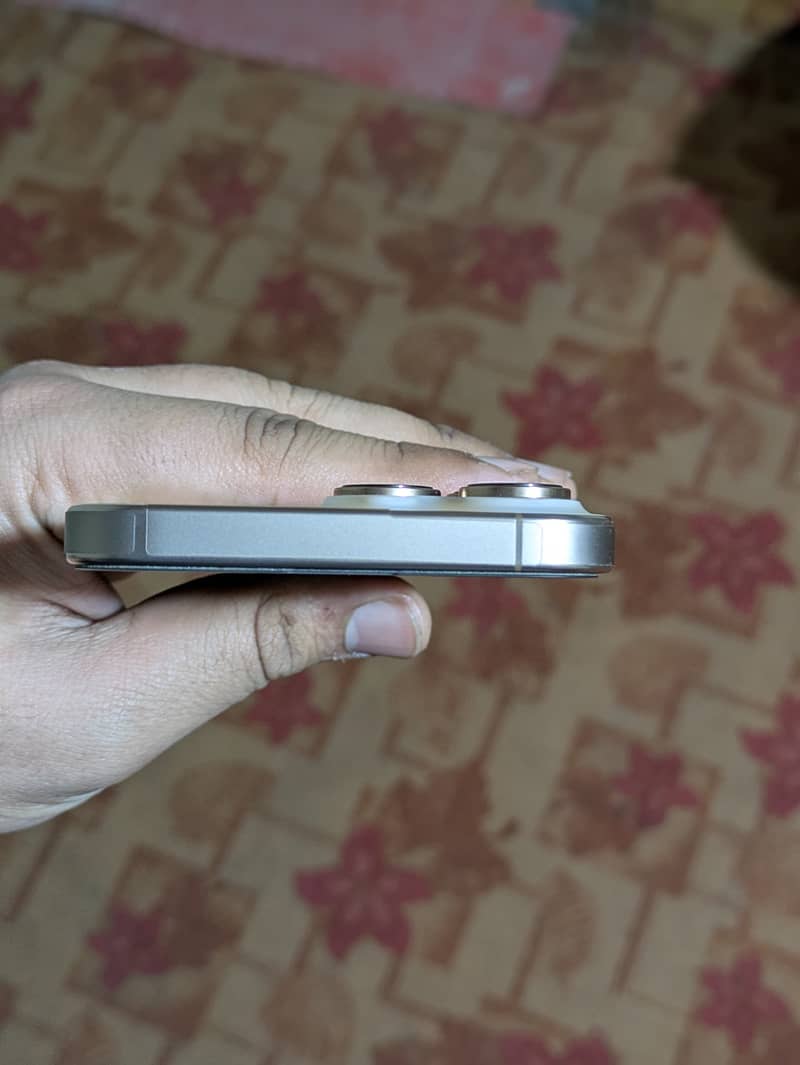 Apple iPhone 16 Pro Max 4