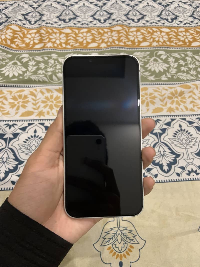 Apple iPhone 16e 1