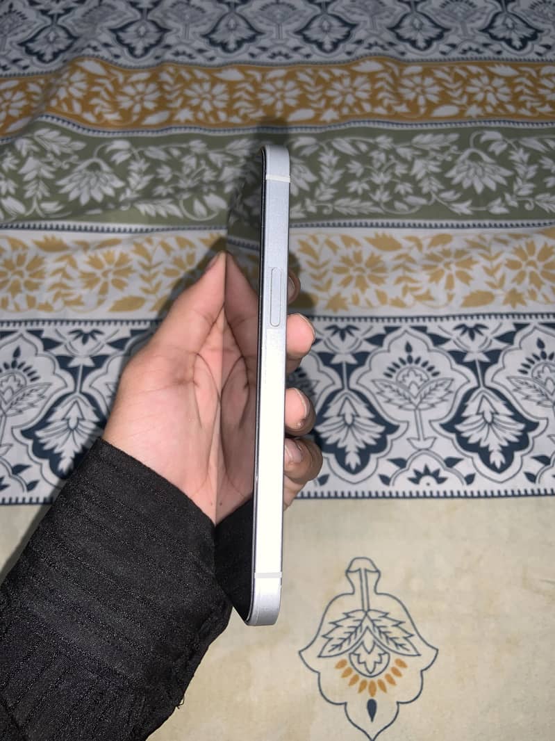 Apple iPhone 16e 2