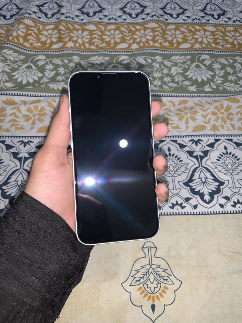 Apple iPhone 16e 3