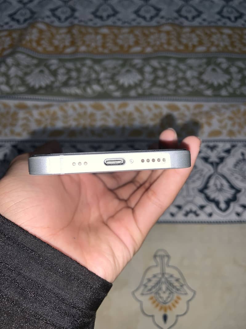 Apple iPhone 16e 4