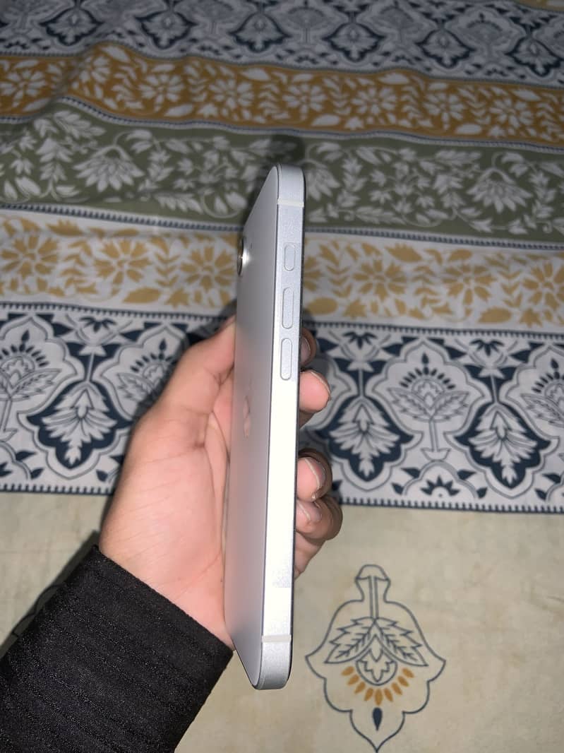 Apple iPhone 16e 6