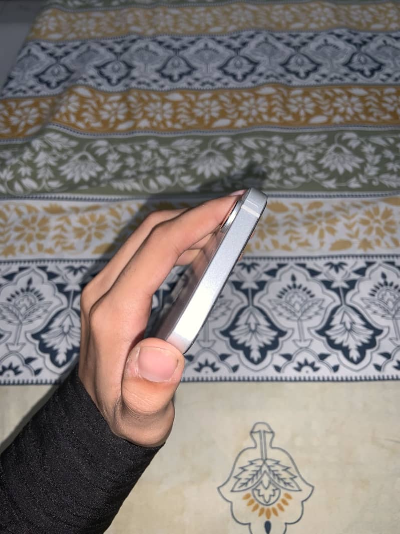 Apple iPhone 16e 7