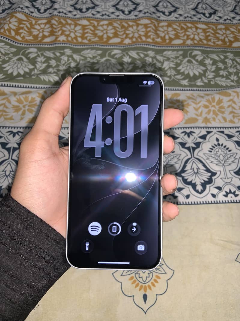 Apple iPhone 16e 8
