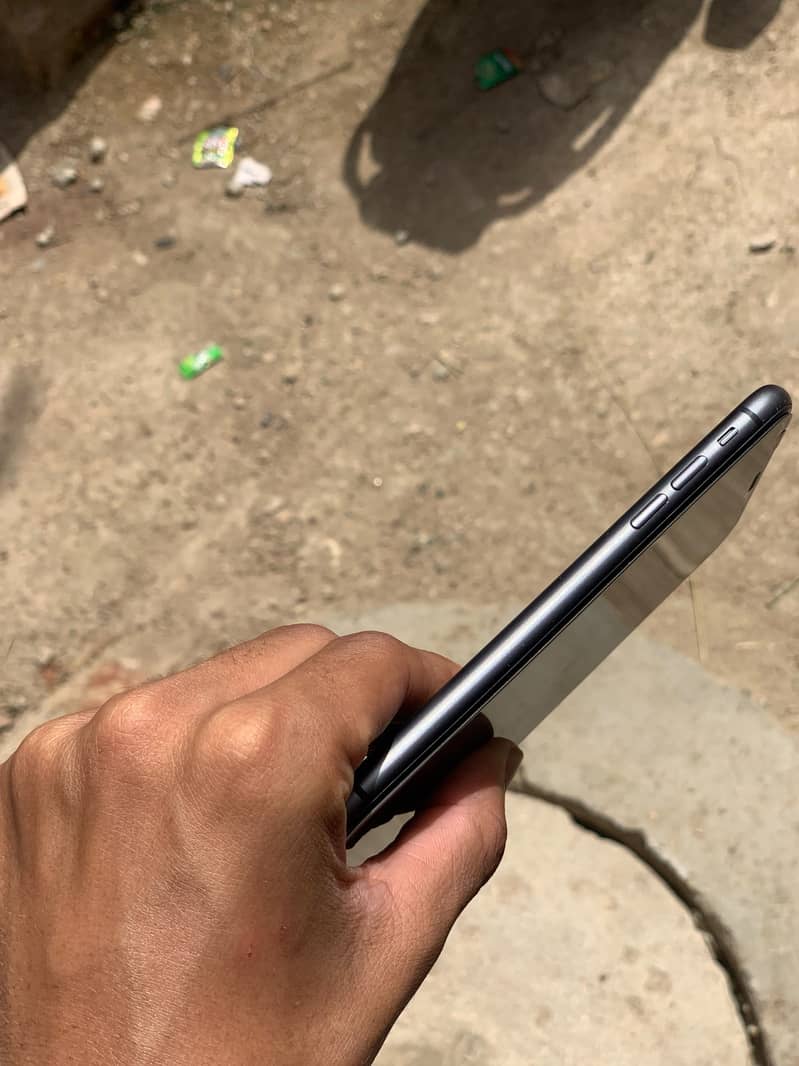 Apple iPhone 11 4